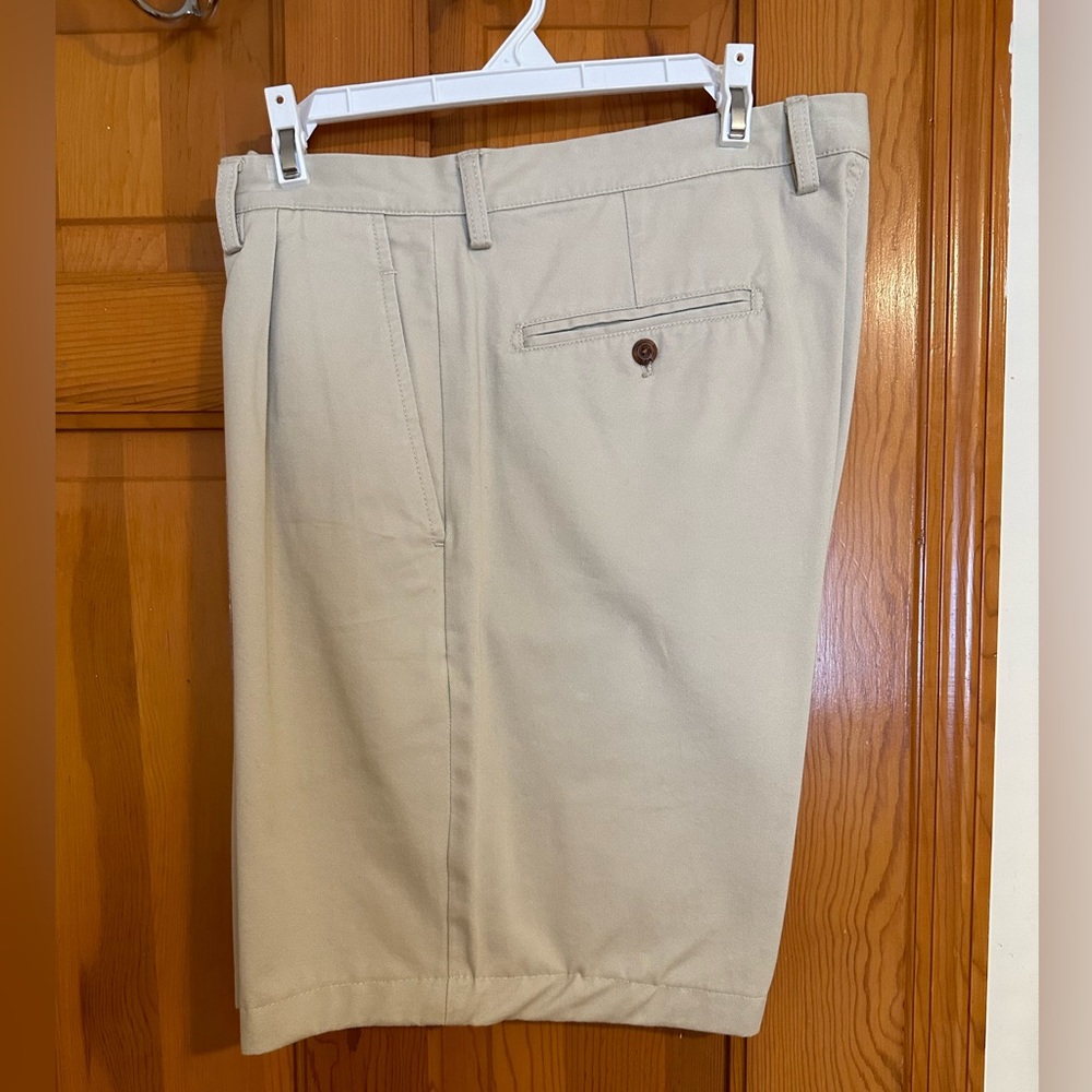 Men’s khaki shorts